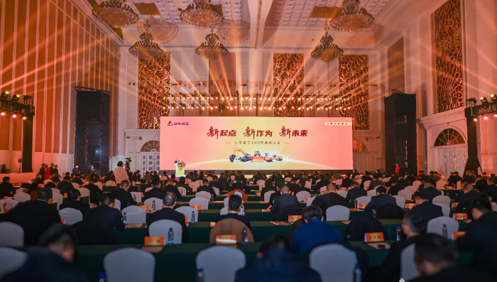 集团董事长王志中出席山东临工2026年商务大会并作战略指导